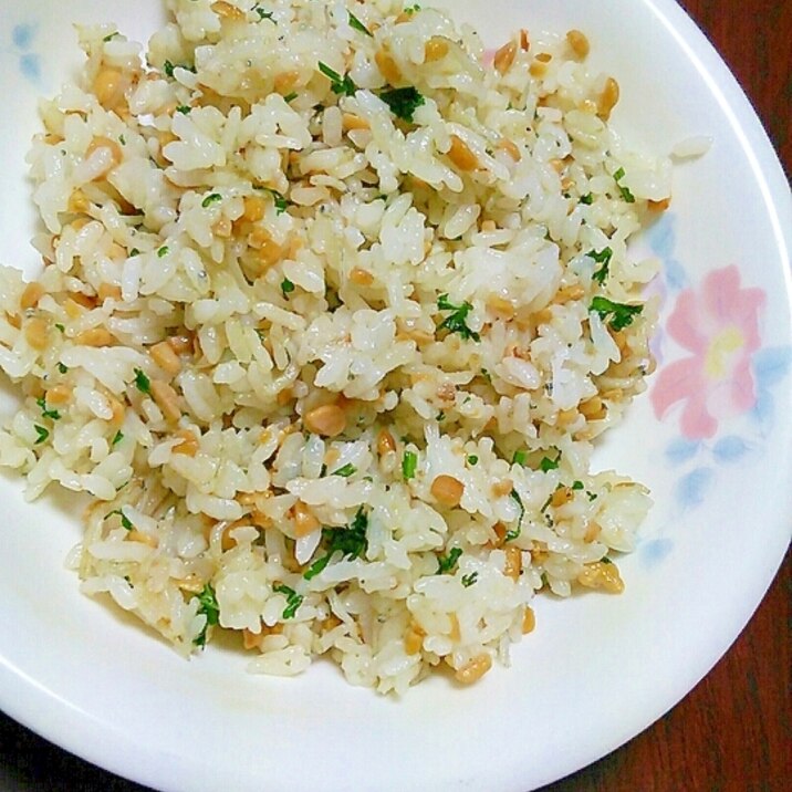 しらすとひきわり納豆とパセリの炒飯☆幼児食にも